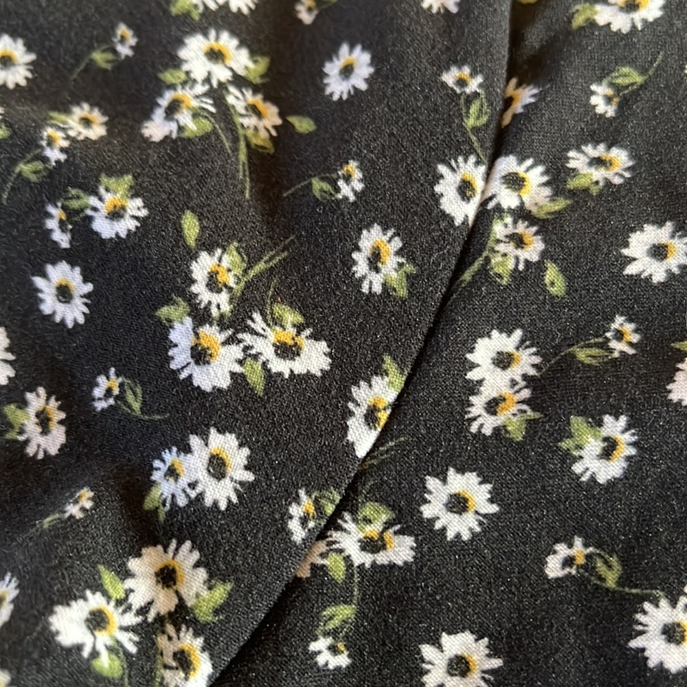 Daisy Keyhole Soft Summer Tee - Picture 9 of 9